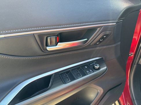 Used 2023 Toyota Venza XLE image 27