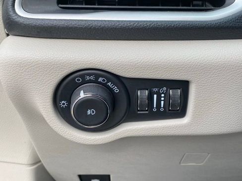 Used 2023 Chrysler Pacifica Touring-L image 15