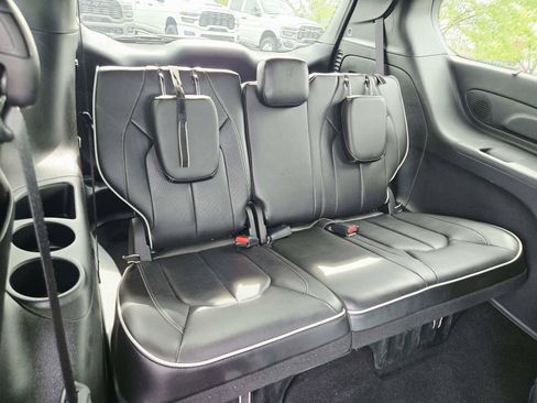 Used 2025 Chrysler Pacifica Limited FWD image 17
