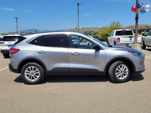 Used 2022 Ford Escape SE image 3