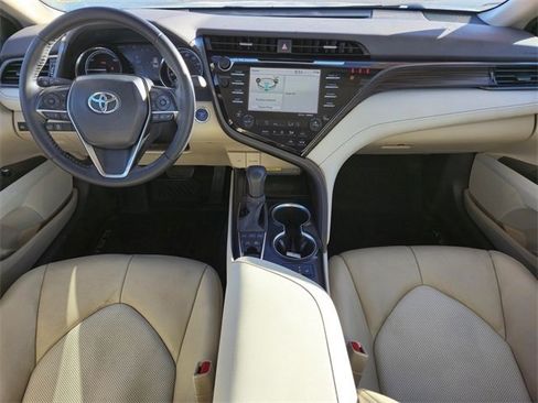 Used 2020 Toyota Camry XLE image 7