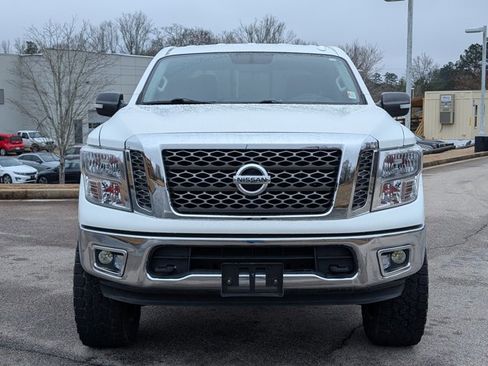 Used 2018 Nissan Titan SV image 3