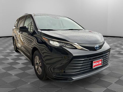 Used 2024 Toyota Sienna LE AWD/4WD image 3