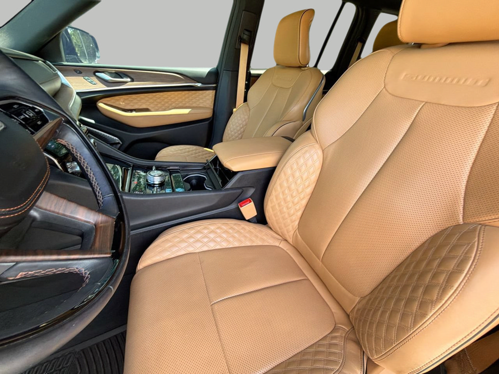 Used 2023 Jeep Grand Cherokee Summit AWD/4WD image 18