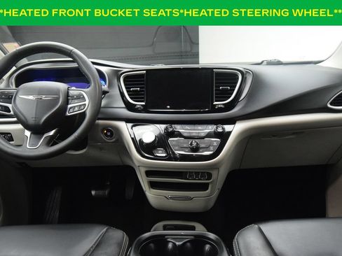 Used 2023 Chrysler Pacifica Touring-L FWD image 4