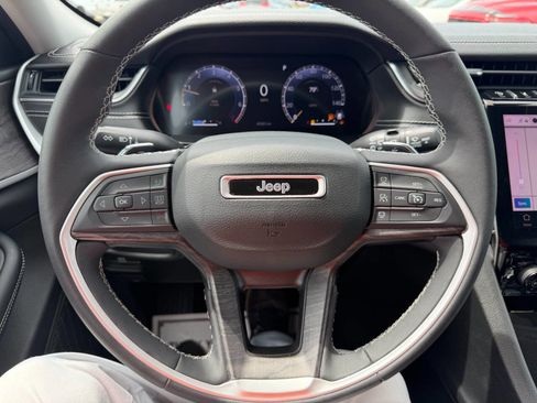 Used 2023 Jeep Grand Cherokee Limited w/ Luxury Tech Group II AWD/4WD image 17