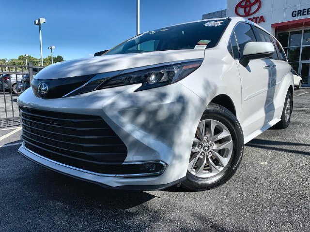 Certified 2024 Toyota Sienna XLE FWD image 4