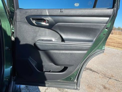Used 2025 Toyota Highlander XLE image 15
