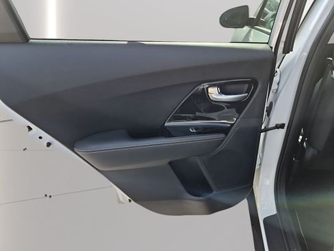 Used 2020 Kia Niro LXS FWD image 34