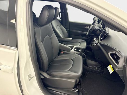 New 2026 Chrysler Pacifica Select FWD image 31