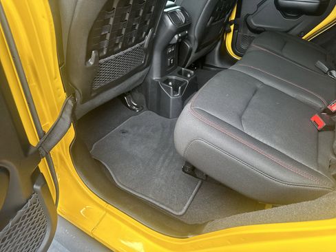 Used 2019 Jeep Wrangler Unlimited Rubicon w/ Cold Weather Group AWD/4WD image 19