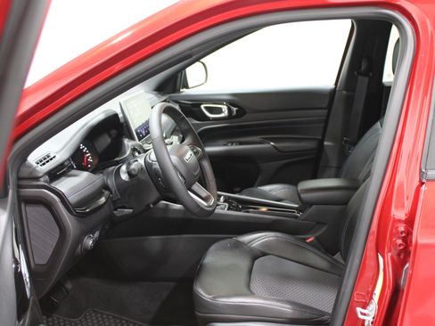 Used 2025 Jeep Compass Latitude w/ Convenience Group image 3