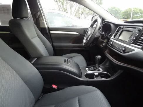 Used 2019 Toyota Highlander LE AWD/4WD image 8