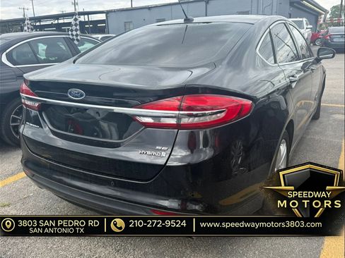 Used 2018 Ford Fusion SE w/ Equipment Group 602A FWD image 4