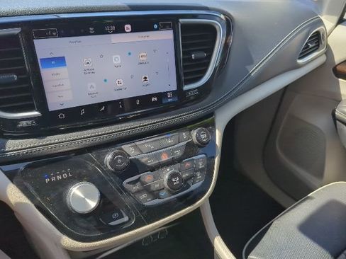 Used 2023 Chrysler Pacifica Limited FWD image 19
