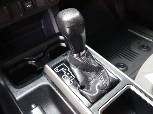 Used 2020 Toyota Tacoma SR5 w/ SR5 Appearance Package (SM) RWD image 36