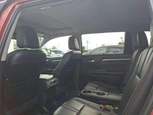 Used 2019 Toyota Highlander SE AWD/4WD image 3