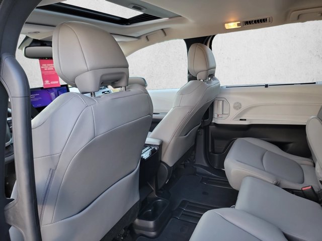 Used 2026 Toyota Sienna XLE FWD image 18