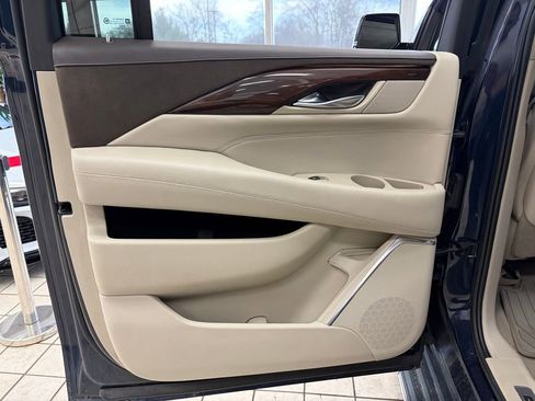 Used 2017 Cadillac Escalade ESV Luxury image 30