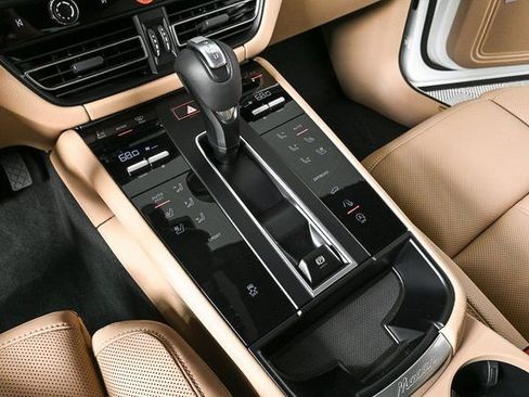 Certified 2026 Porsche Macan image 17