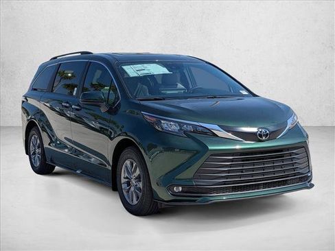 New 2026 Toyota Sienna XLE image 7