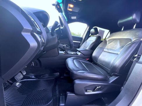 Used 2017 Ford Explorer XLT w/ Equipment Group 202A AWD/4WD image 11
