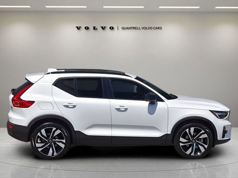 Certified 2025 Volvo XC40 B5 Plus w/ Protection Package Premier image 3