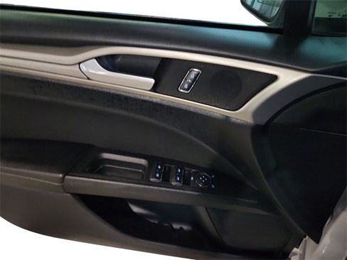 Used 2018 Ford Fusion SE w/ Fusion SE Technology Package image 15