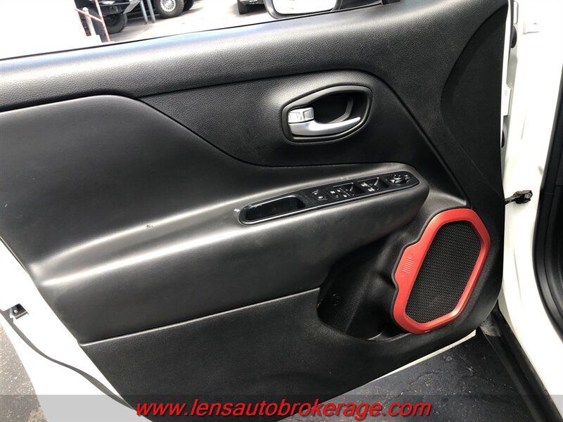 Used 2019 Jeep Renegade Trailhawk AWD/4WD image 9