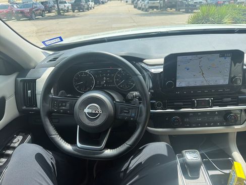 Used 2023 Nissan Pathfinder SL AWD/4WD image 9