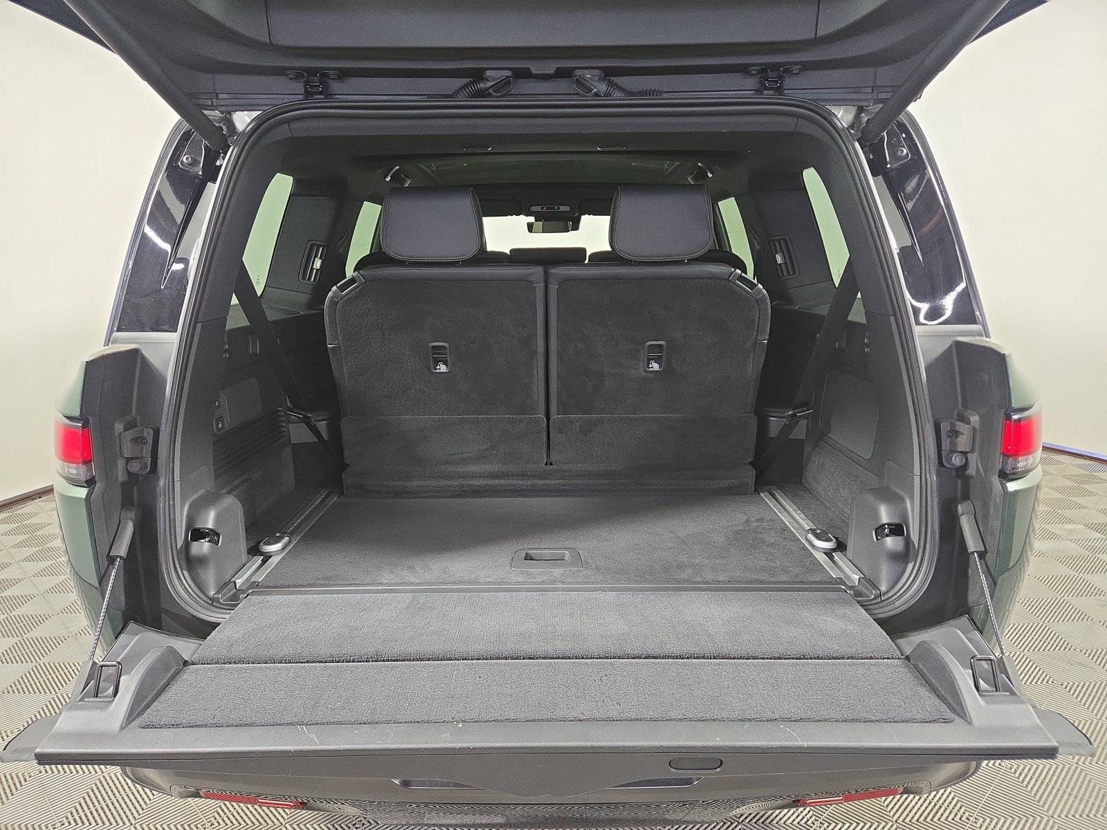 Used 2025 Rivian R1S Adventure Dual AWD/4WD image 15