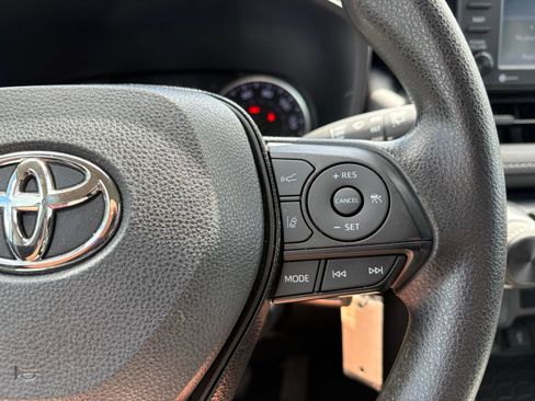 Used 2021 Toyota RAV4 LE FWD image 16