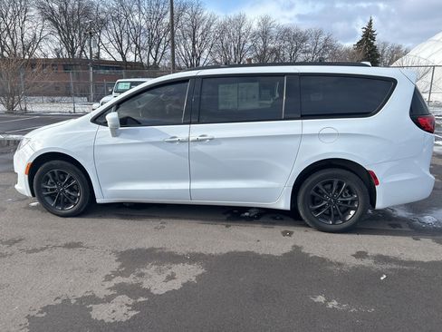 Used 2020 Chrysler Pacifica Touring-L image 8