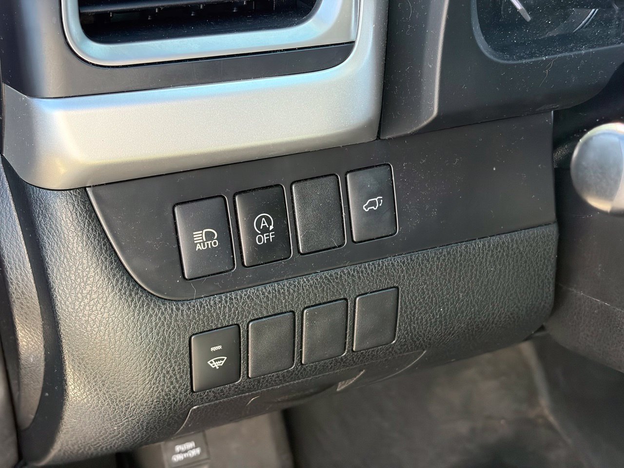 Used 2018 Toyota Highlander SE FWD image 8