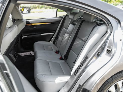 Used 2014 Lexus ES 300h w/ Luxury Package w/Bamboo Trim FWD image 35