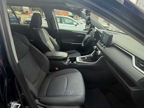 Used 2021 Toyota RAV4 XLE w/ Convenience Package FWD image 4
