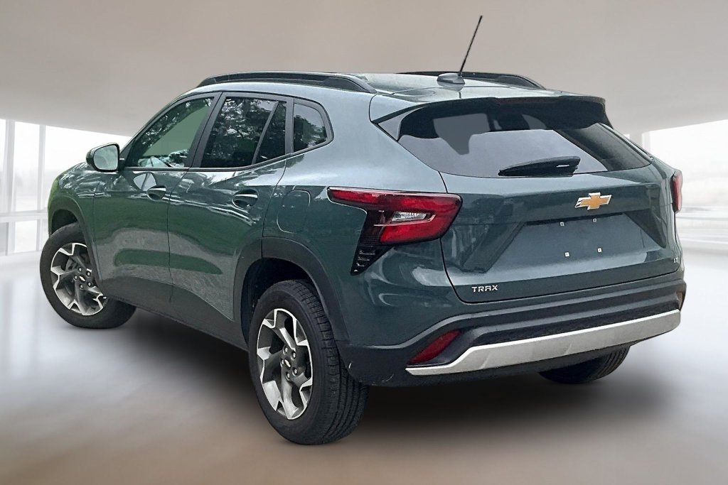 Used 2025 Chevrolet Trax LT FWD image 4