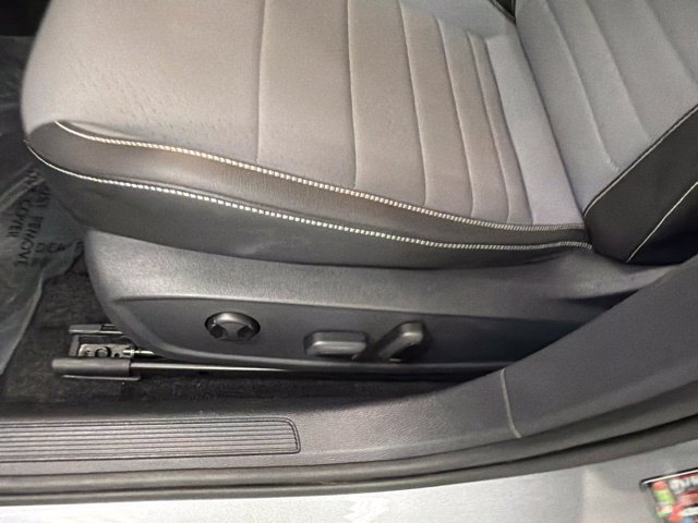 Used 2025 Volkswagen Jetta SE FWD image 17