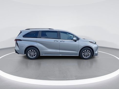 Used 2024 Toyota Sienna XLE image 10