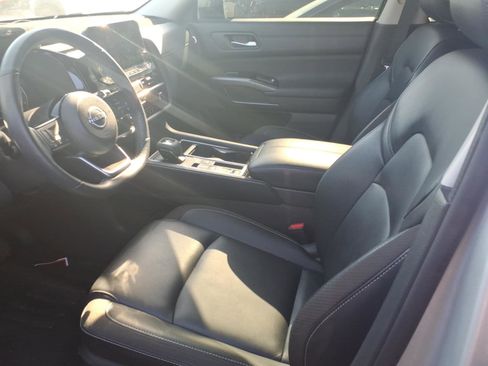 Used 2025 Nissan Pathfinder SL FWD image 4