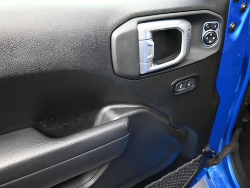 Used 2024 Jeep Wrangler Sport S image 9