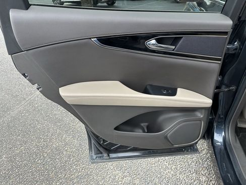 Used 2022 Lincoln Nautilus FWD w/ Premium Package image 16