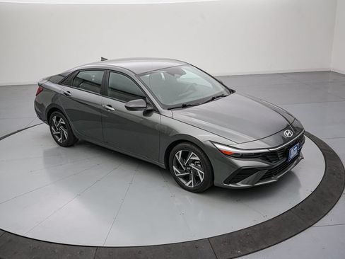 Used 2025 Hyundai Elantra Sport FWD image 2
