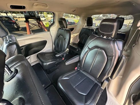 Used 2022 Chrysler Pacifica Touring-L image 14