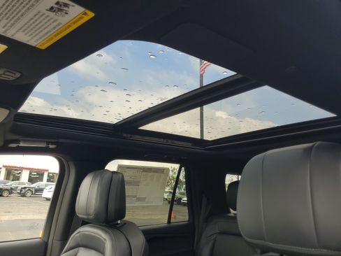 New 2026 Lincoln Navigator Reserve w/ Jet Appearance Package AWD/4WD image 11