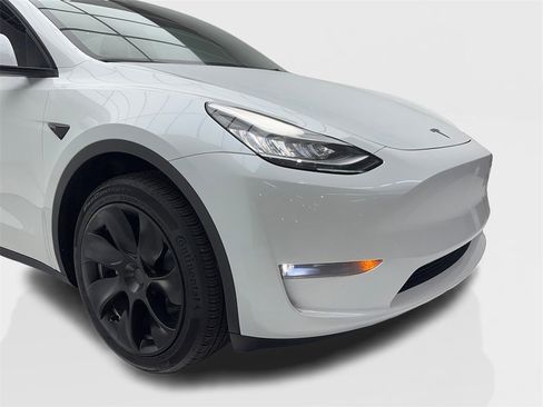 Used 2023 Tesla Model Y Long Range image 3