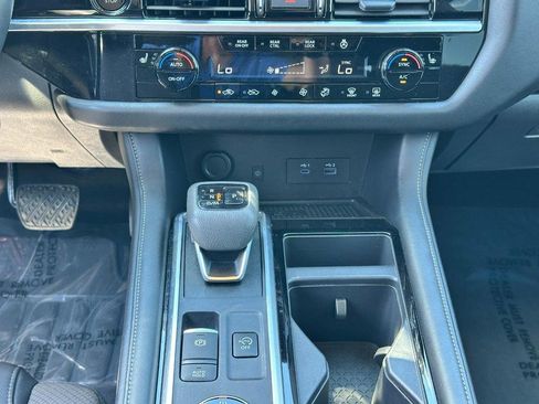 Used 2025 Nissan Pathfinder SL AWD/4WD image 16
