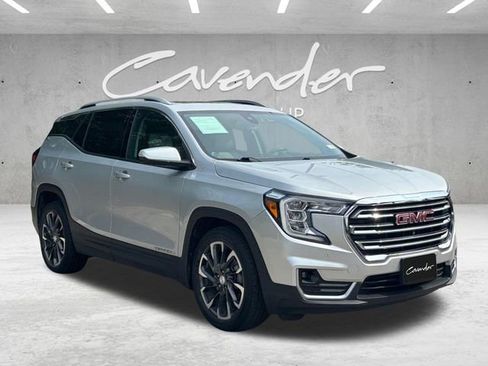 Used 2022 GMC Terrain SLT w/ Infotainment Package II FWD image 2