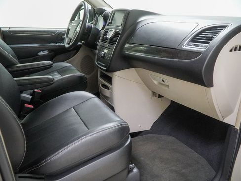 Used 2016 Chrysler Town & Country Touring w/ Driver Convenience Group FWD image 33