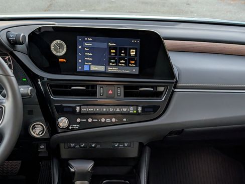 Certified 2025 Lexus ES 300h 300h image 17